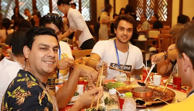 都吃美食喝美酒回国后却集体破防！PG麻将胡了大量乌克兰游客涌入成(图3)