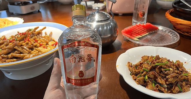 都吃美食喝美酒回国后却集体破防！PG麻将胡了大量乌克兰游客涌入成(图6)